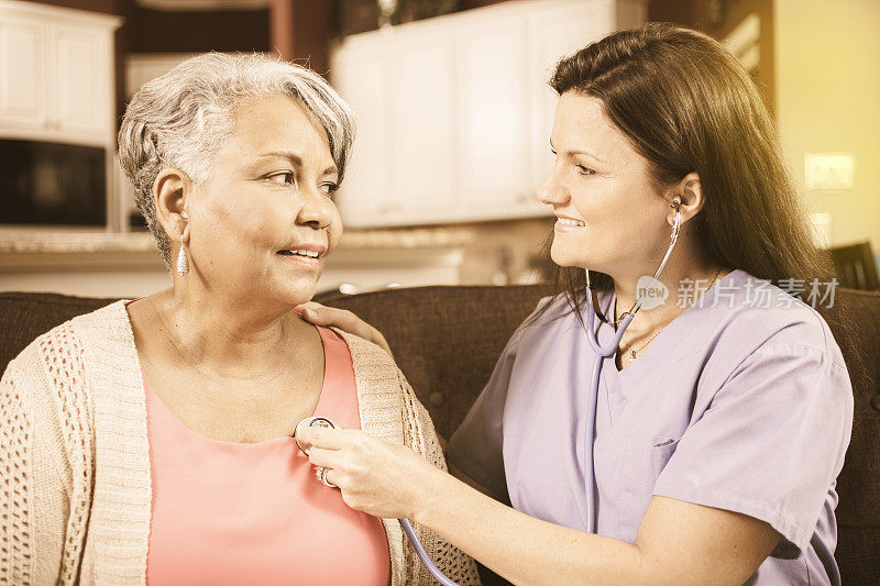 家庭保健护士为老年妇女进行体检。
