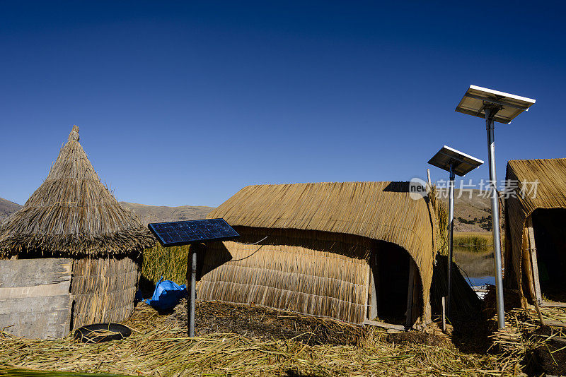 乌鲁斯浮岛的传统芦苇家园