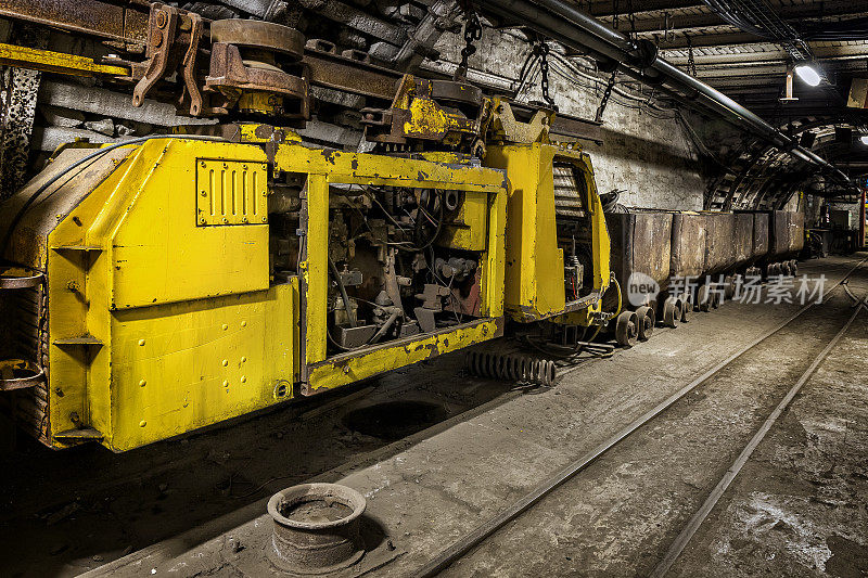 煤矿地下走廊与货运列车车厢