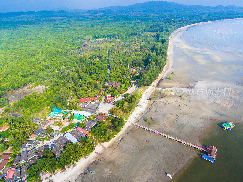 美丽的日落在热带海洋与长尾船在泰国南部