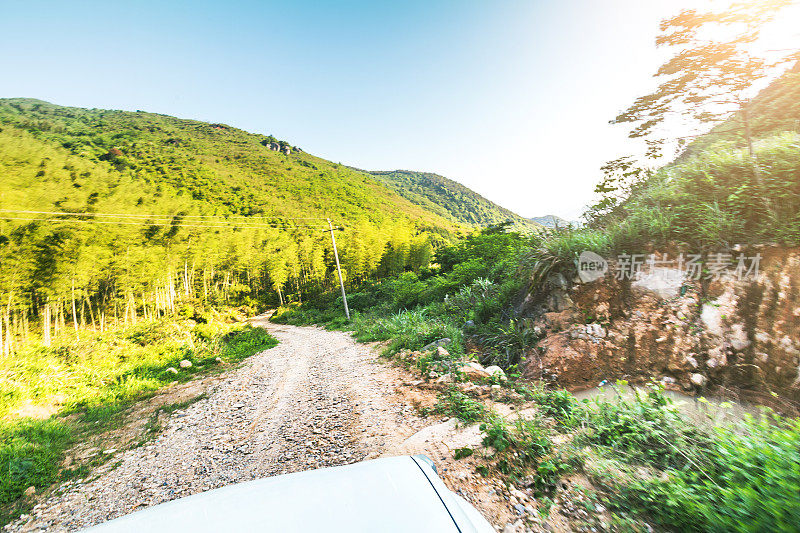 汽车在山路上行驶