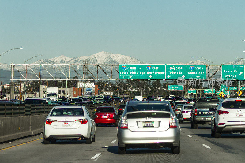 洛杉矶的交通堵塞和雪峰