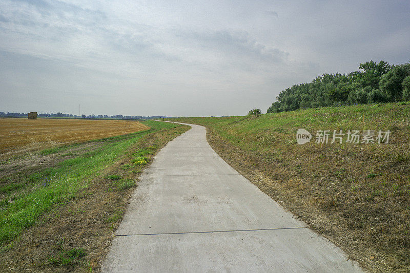 在蠕虫德国的莱茵河谷沙丘上的自行车道