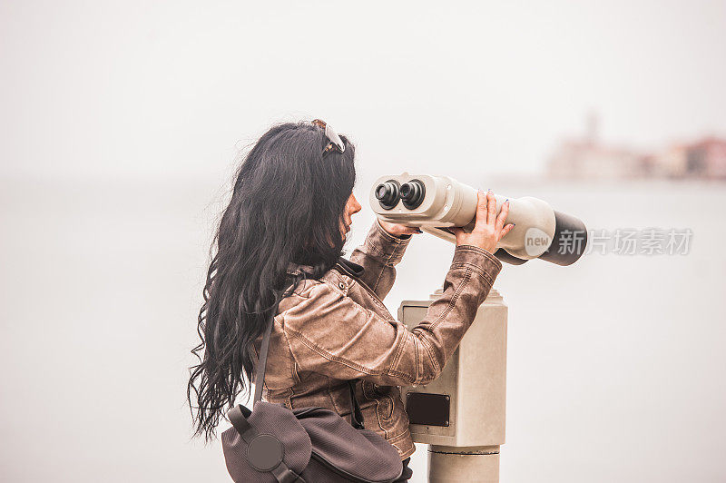 女人通过旅游投币式双目