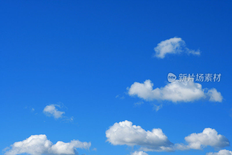 背景-蓝色天空中的云朵