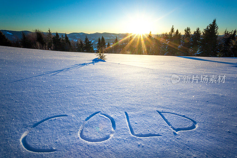 “COLD”这个词写在雪地上