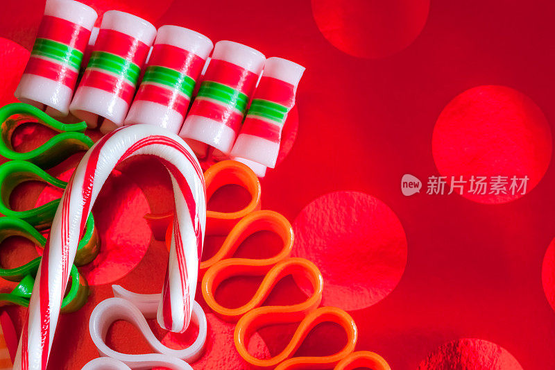 红色背景的圣诞糖果和彩带糖果(P)
