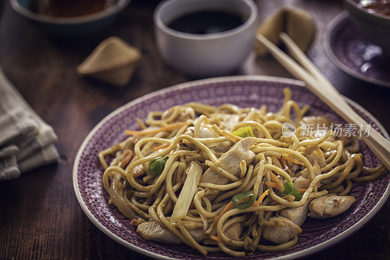 鸡肉炒面