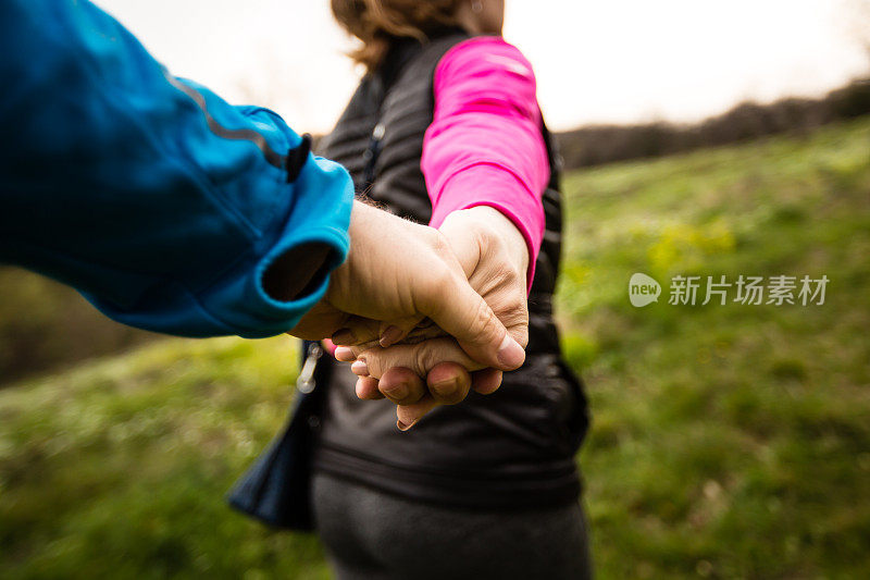 男人和女人在乡下牵着手