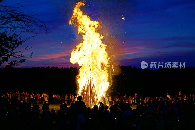 巴伐利亚，习俗和传统。Johannisfeuer或Sonnwendfeuer稻草娃娃在圣约翰夜被焚烧。