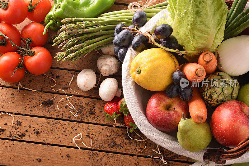 水果和蔬菜在木桌上俯视近景