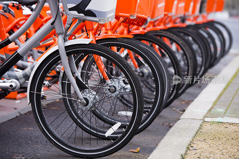 不像其他所有的灰色自行车在橙色排名在一个特殊的停车场供公众使用的健康生活方式和环境和效率的健康运输。