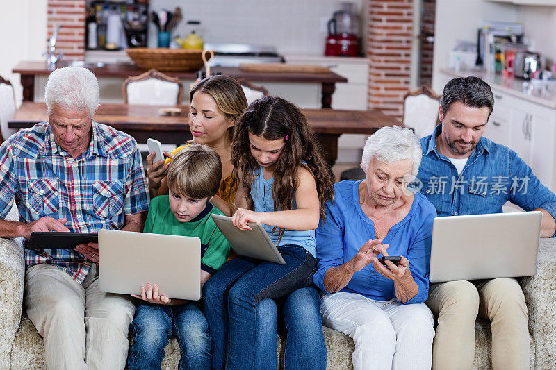 多代家庭使用笔记本电脑，平板电脑和手机