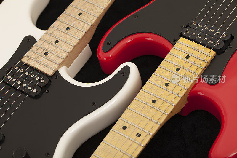 红色和白色电吉他