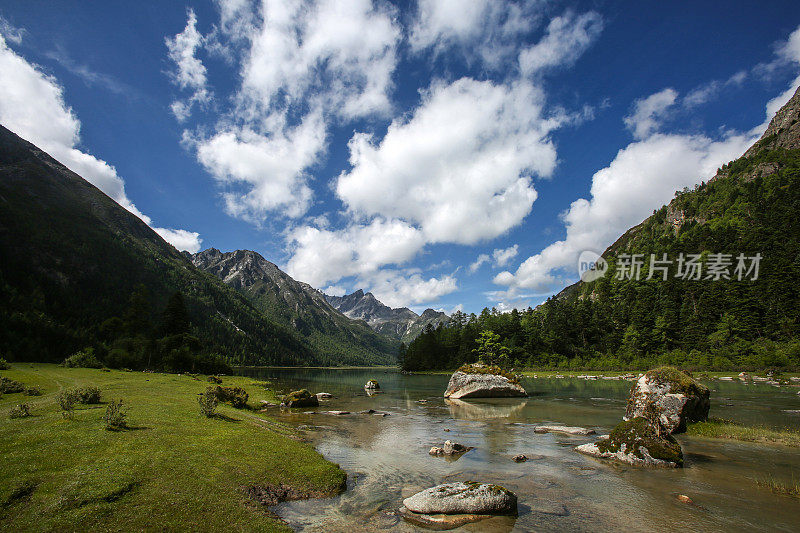 蓝天下静静的河流