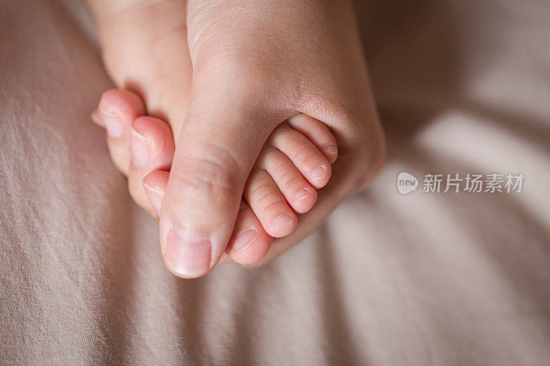 妈妈的手牵着宝宝的小脚