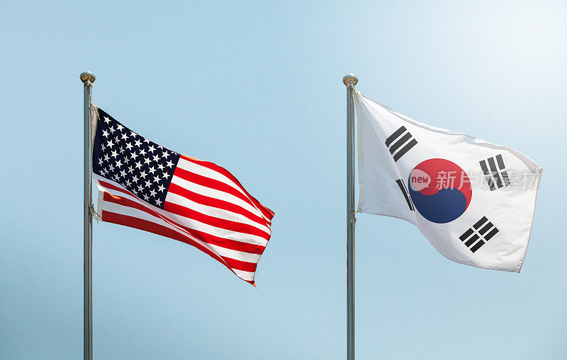 在蓝天上挥舞着美国国旗、星条旗、星条旗和韩国国旗、韩国和美国联盟、美国和韩国联盟
