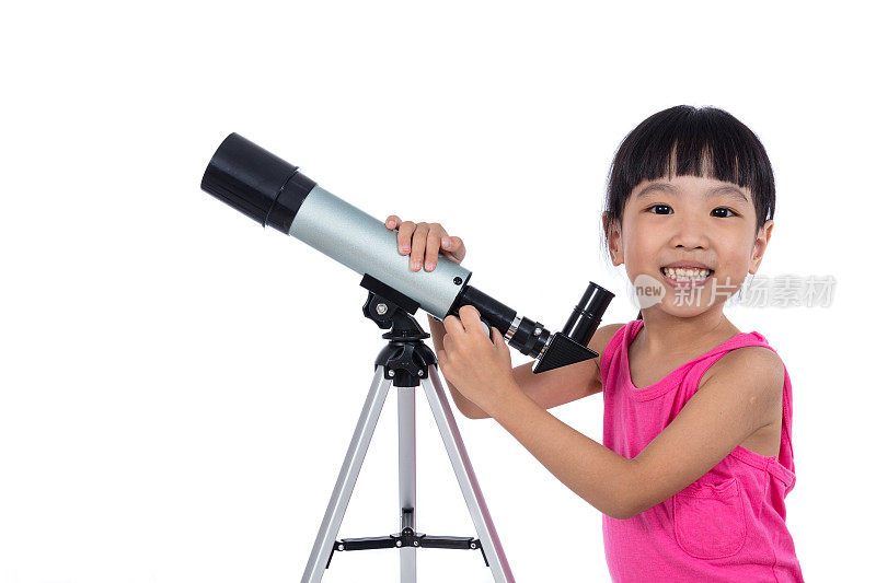 亚洲华人小女孩拿着望远镜