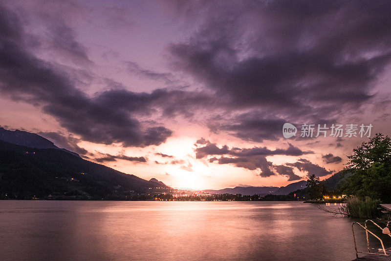 戏剧性的日落云景在山湖，温暖