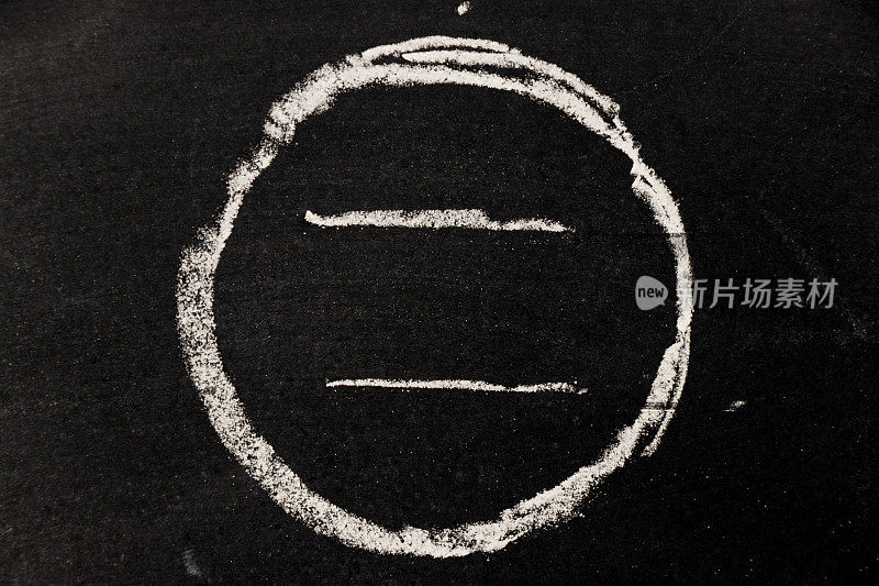 在黑板背景上用粉笔画圆形，如空白图章或印章