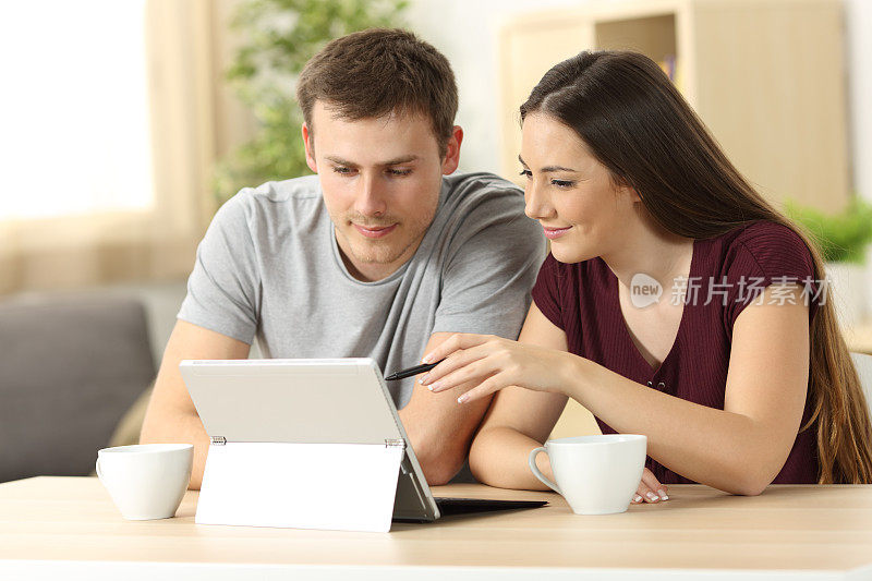 情侣用平板电脑在网上搜索