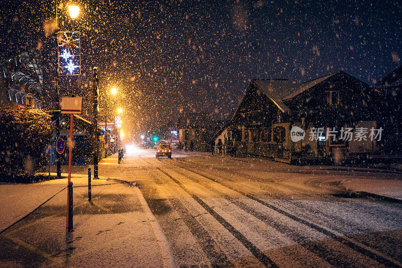 法国阿尔卑斯小镇莫尔津下大雪