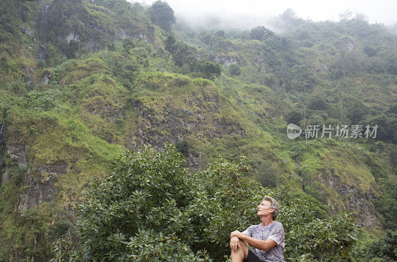 人类欣赏火山两侧的雨林