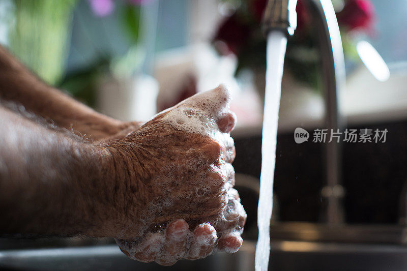 老人洗手