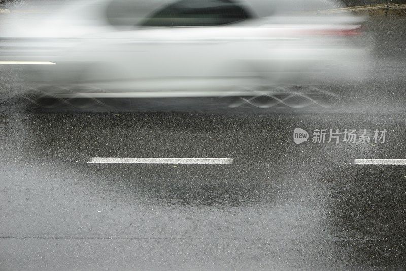 倾盆大雨时汽车在路上行驶