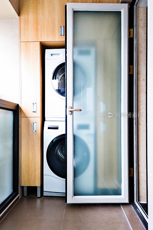 现代化公寓里的洗衣机