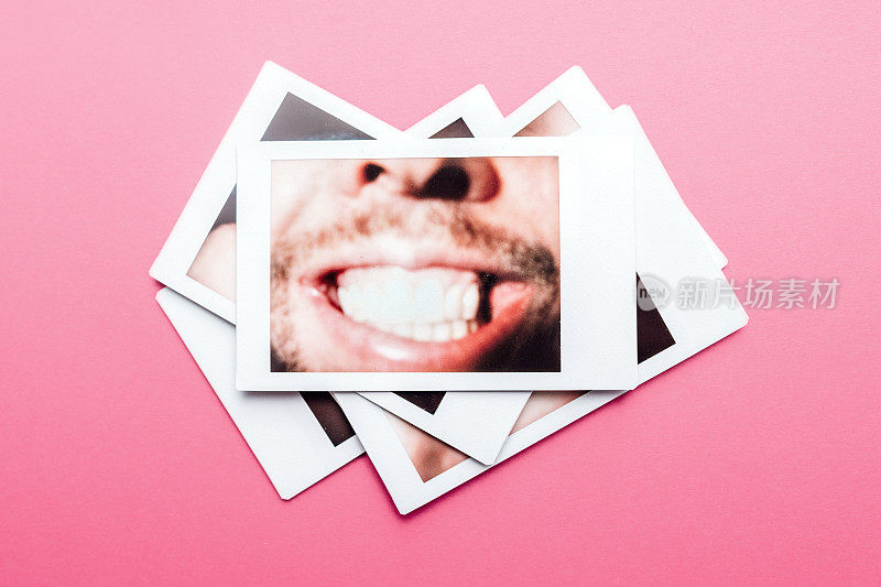 即时打印照片的人的脸在粉红色的背景