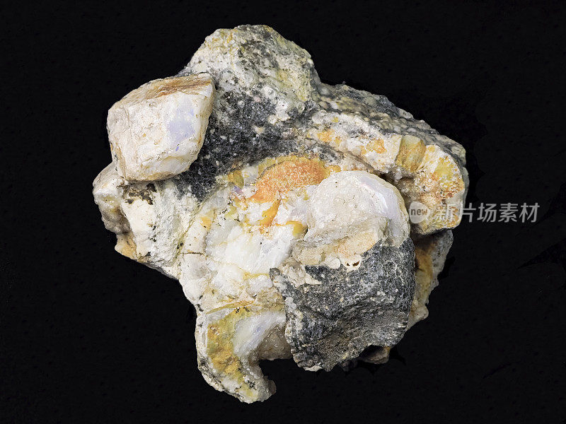 蛋白石粗糙的岩石，宝石从矿山在美国黑色背景