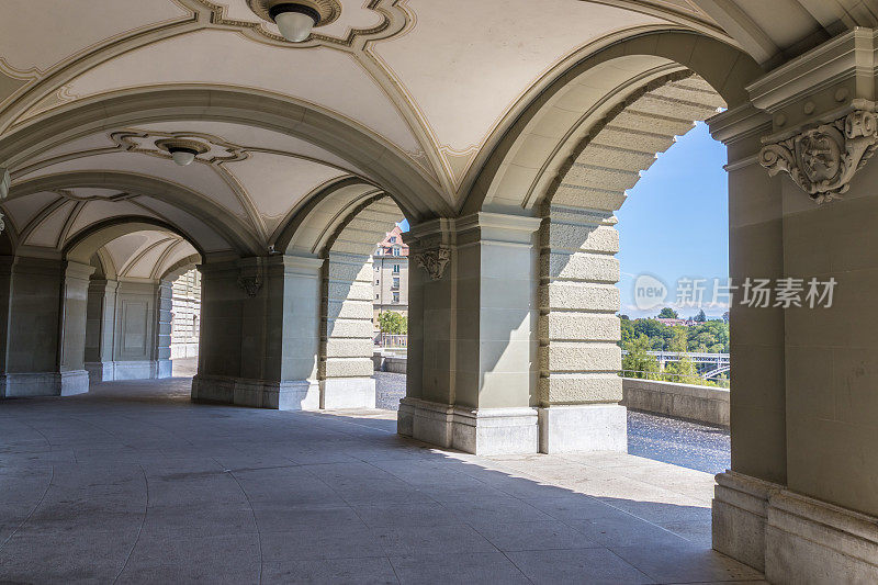 瑞士伯尔尼的Bundeshaus观众露台拱廊