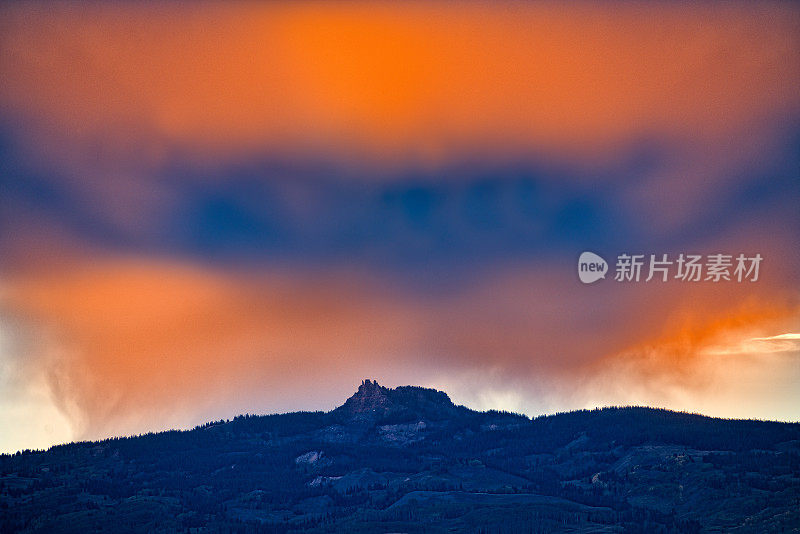 青山和壮观的天空景观