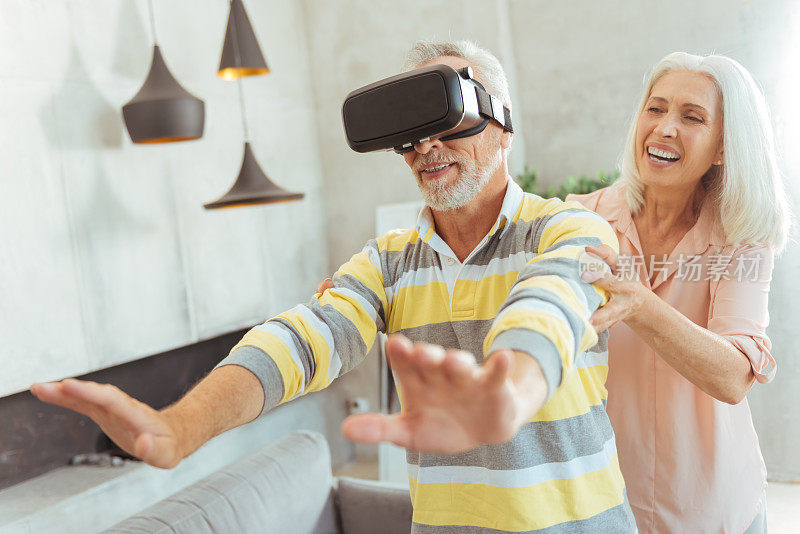 一对积极相爱的老年夫妇测试VR眼镜
