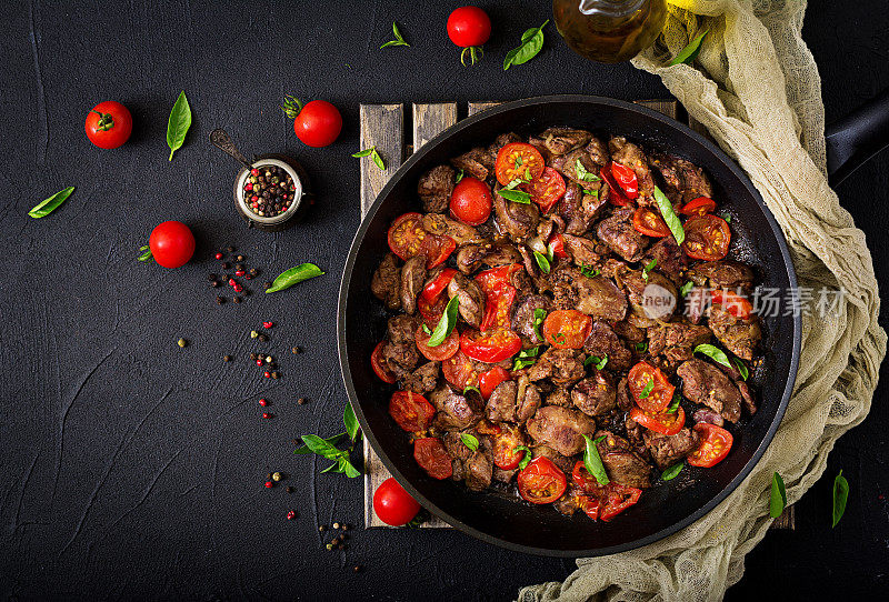 用亚美尼亚煎锅煎鸡肝(内脏)、洋葱和西红柿。平的。俯视图