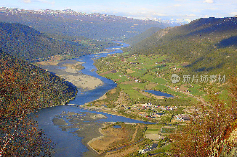 洛美村位于约顿海门河谷和河流之上，挪威壮观的风景，挪威-斯堪的纳维亚-北欧国家