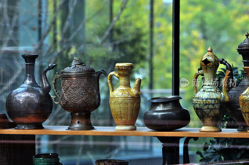 装饰陶器和瓶子陈列在商店