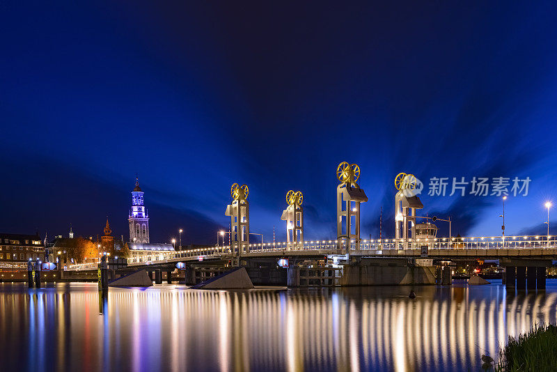荷兰坎彭的城市桥和天际线的夜景