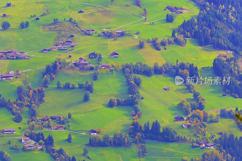 木屋和谷仓农场——奥地利蒂洛尔阿尔卑斯山齐勒塔尔山谷上田园诗般的风景
