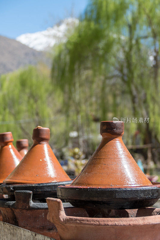 塔吉尼人在高阿特拉斯山脉山谷中的柏柏尔人村庄的户外烹饪