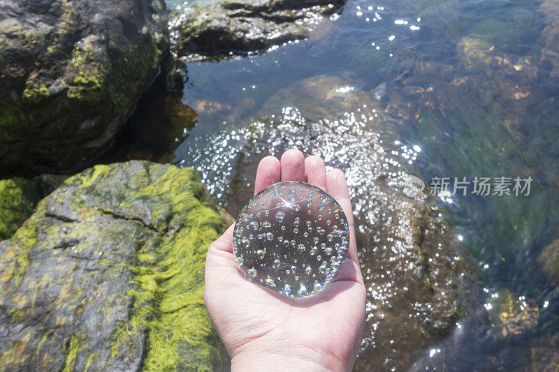 海滩上的水晶球