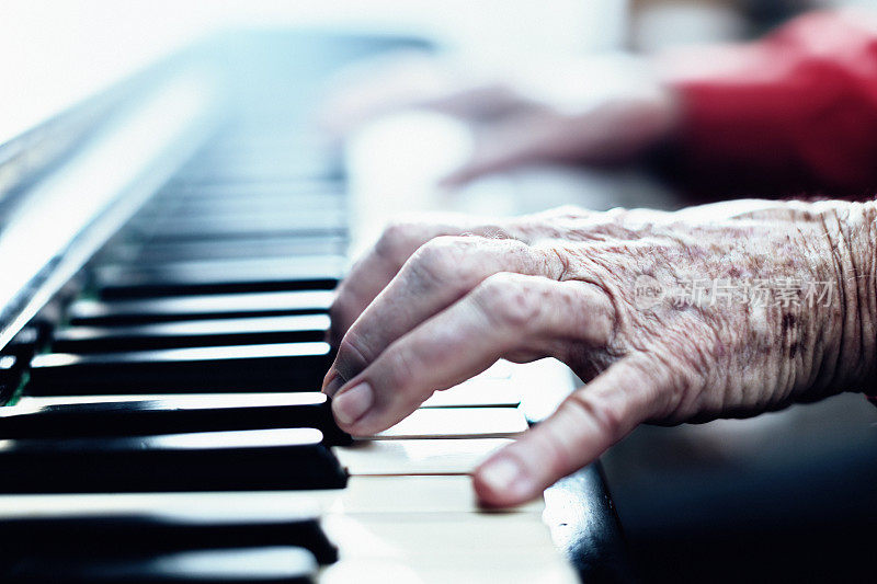 老妇人的手在弹钢琴