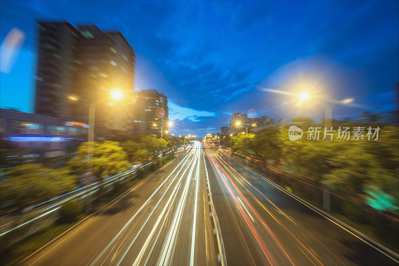 城市道路在光线模糊的夜晚与灯光