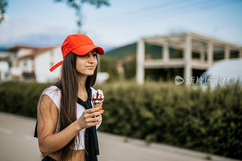 年轻女子在吃她最爱的冰淇淋