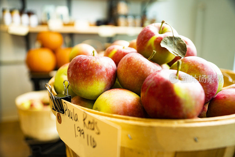 秋天的收获。当地一家小商店里新鲜采摘的苹果。