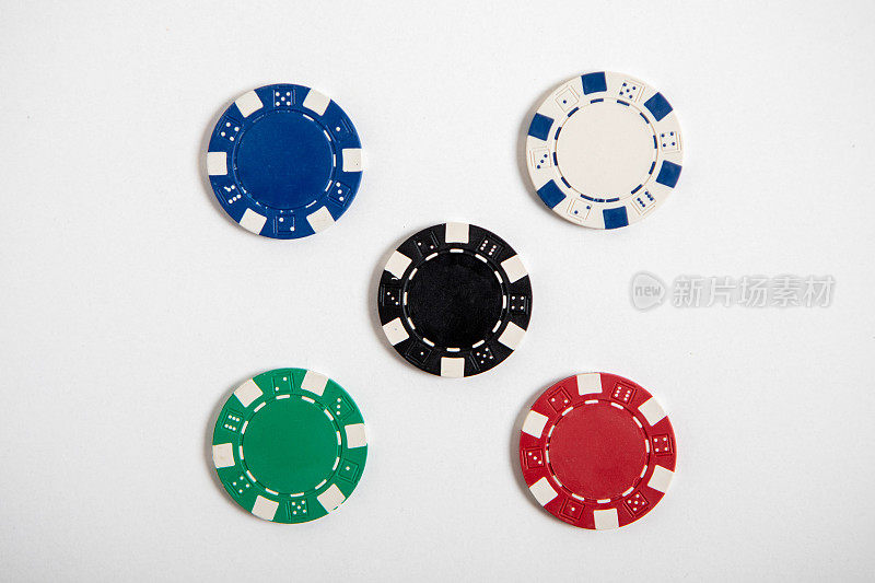 五种彩色扑克筹码。无标签，孤立于白色