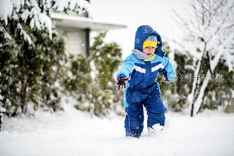 大雪过后，小男孩在享受雪