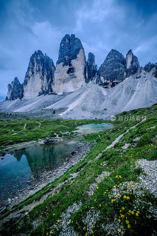 意大利欧洲阿尔卑斯山Dolomites区拉瓦雷多冰城北侧的小湖