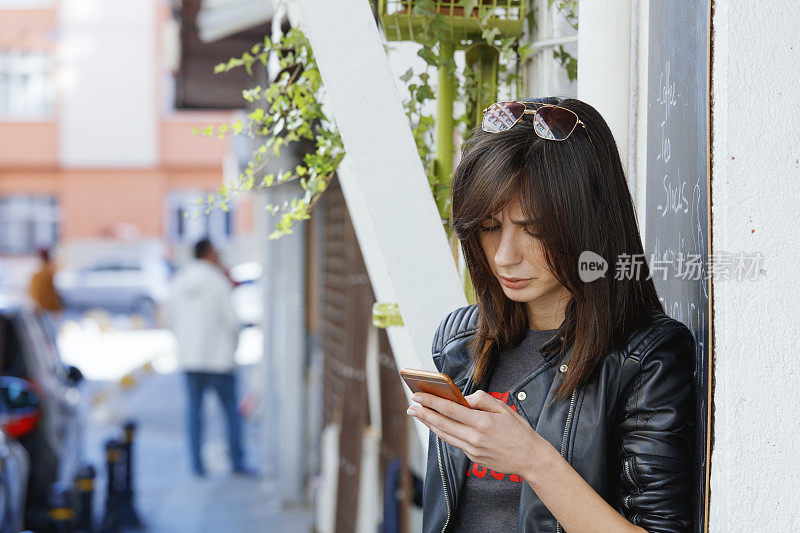 一个女人用智能手机的照片